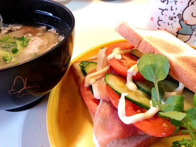 Snapdishの料理写真:朝ごパン  生ハムキュウリ🍅サンド   とろろ芋みそ汁|sasaちゃんこ😎さん