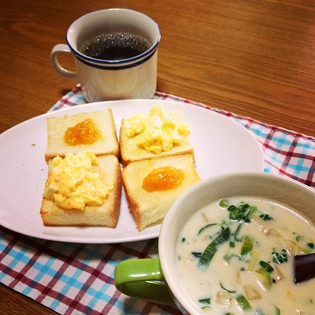 【今朝のオイラご飯】卵サラダとタンカンのコンフィチュールをのっけたトースト，グリーンクラムチャウダー，淹れたてコーヒー。庭の長ネギとブロッコリーをたっぷり入れたクラムチャウダーは，食感楽しく緑鮮やかでうまうま〜。|takuya KAWANOさん