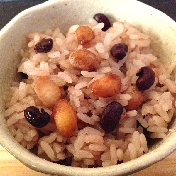 半端に残った節分の福豆と、半端に残ったお正月のお餅を使ってお赤飯を炊きました。|chacoさん