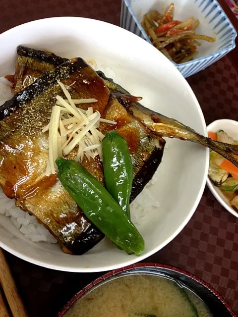 Snapdishの料理写真:サンマの蒲焼丼|Yumie Hironakaさん