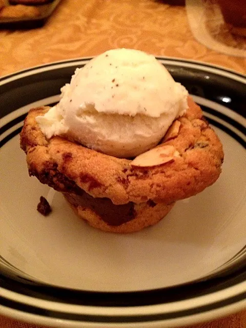 Chocolate almond chip muffin with vanilla ice cream. Compliments from my sister|Hermioneさん