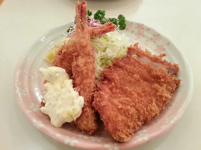 Snapdishの料理写真:コラボ定食(ロースカツ&海老フライ)|Tatsuya Moritaさん