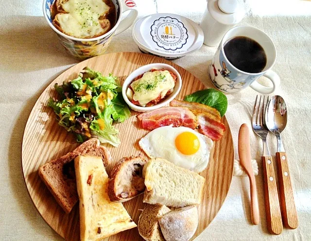 Snapdishの料理写真:頂き物の行列の出来るパンで朝ご飯|すのさん