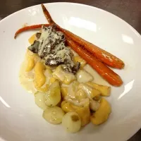 Braised beef cheek with maple-bourbon glazed carrot and pearl onions over tomato-thyme gnocchi with a blanquette|Jorge Cazaresさん