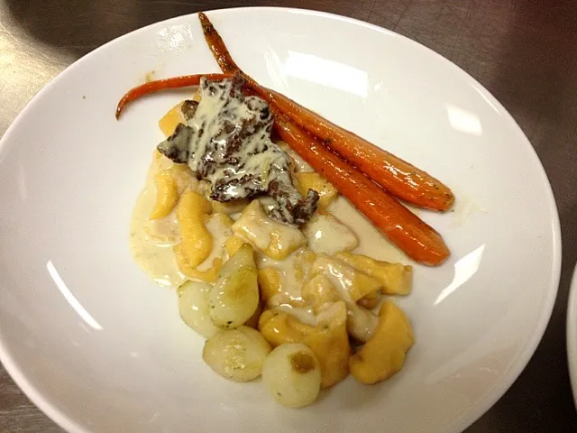 Braised beef cheek with maple-bourbon glazed carrot and pearl onions over tomato-thyme gnocchi with a blanquette|Jorge Cazaresさん