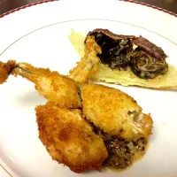 Pan-fried frog legs. Escargots woth duxelles and broiled anchovy over puff pastry.|Jorge Cazaresさん