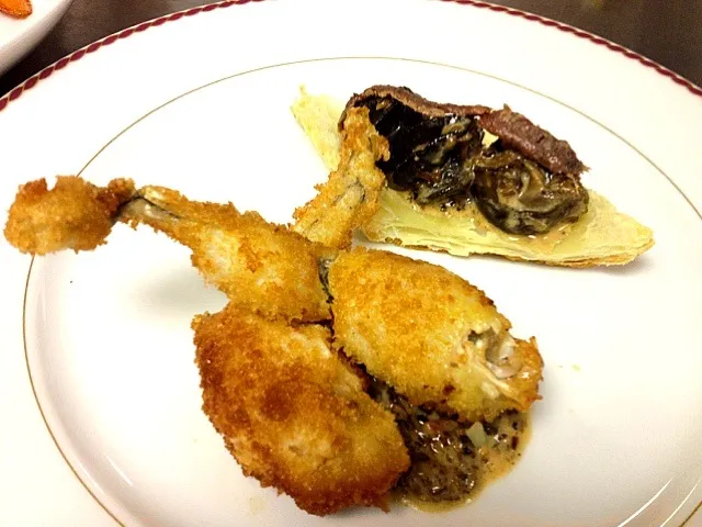 Pan-fried frog legs. Escargots woth duxelles and broiled anchovy over puff pastry.|Jorge Cazaresさん