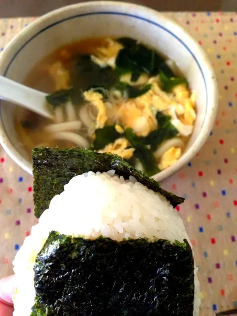 オカカマヨおにぎりとワカメとじうどん|純さん