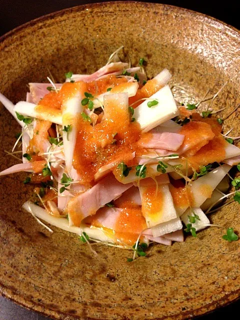 独活とロースハム、スプラウトのビタミンドレッシングサラダ|ユーリーさん