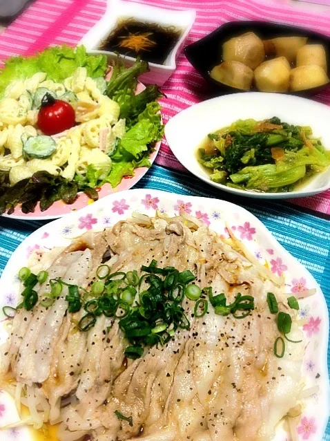 Snapdishの料理写真:豚肉のもやし蒸し、マカロニサラダ、里芋の煮物、なばなの梅からし和え、もずく❤|ゆぅこさん