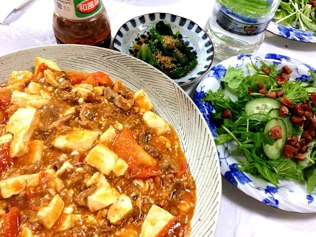 豆腐と豚肉とトマトのぴり辛炒め、グリーンサラダ、ほうれん草のおひたし|うめち。さん