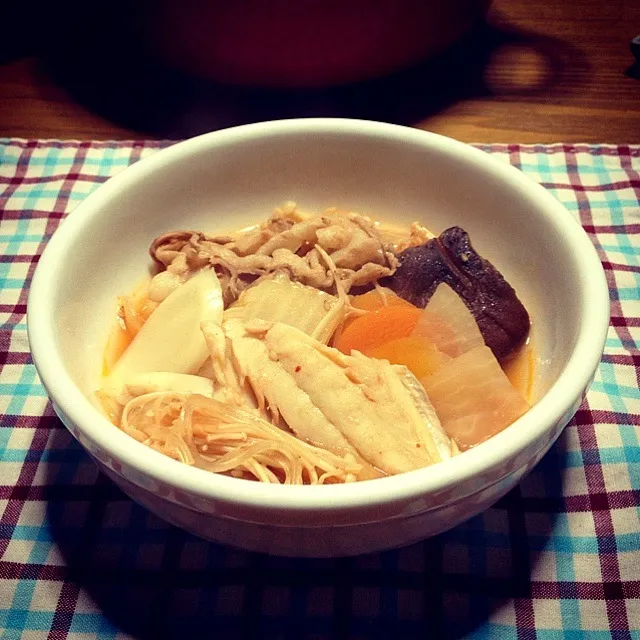 Snapdishの料理写真:【今夜のウチご飯】カンパチの刺身，キムチ鍋！ 寒い夜にピッタリなメニュー🎶 鱈と豚バラとソーセージにマロニーとトックというフルメンバーw ルービーがまいう〜で進む進む（爆）|takuya KAWANOさん