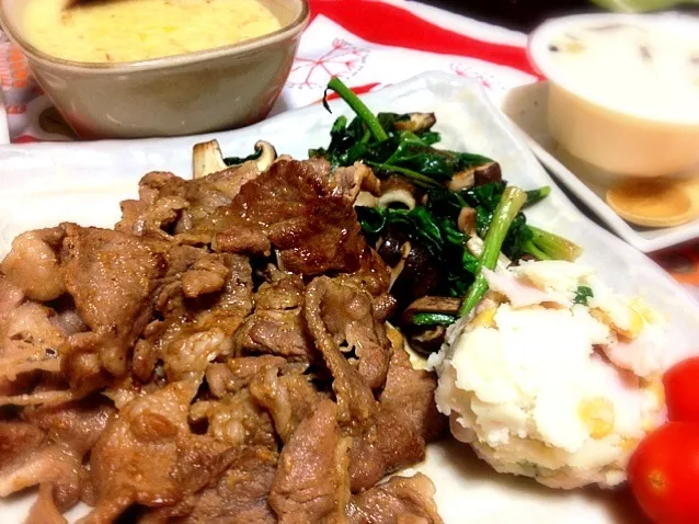 豚焼肉、寒じめほうれん草と椎茸炒め、ポテトサラダ、とろろごはん|もじゅさん