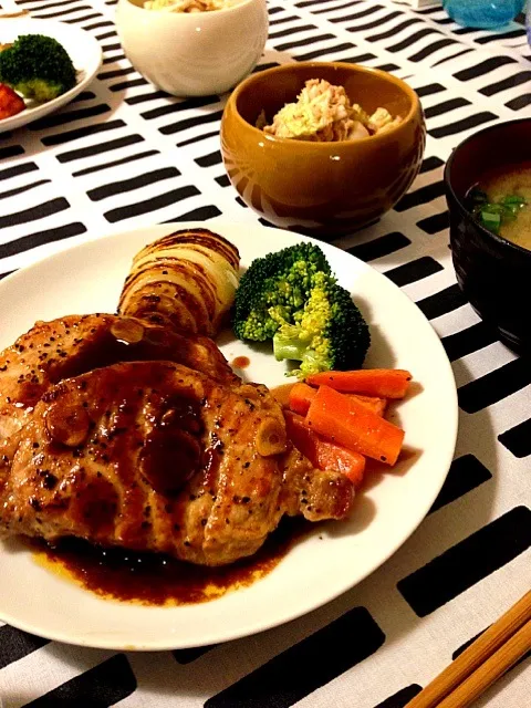 トンテキ！！ 焼き野菜と白菜とツナのサラダと一緒に😃|mochaさん