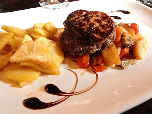 Beef hamburger with foie, baby potatoes, artichokes, cherry tomatoes and mushrooms.|De Pupesさん