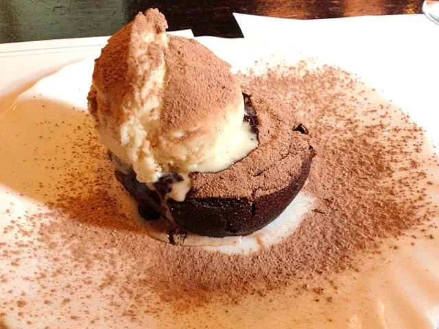 Chocolate fondat with vanilla ice-cream. #yummy|De Pupesさん