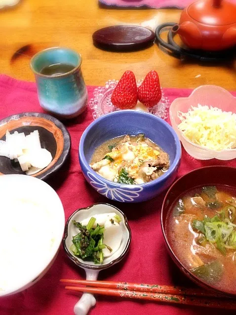 Snapdishの料理写真:牛しぐれ玉子とじ・長芋・キャベツ・白飯・味噌汁・かぶ漬物・いちご|まゆさんさん