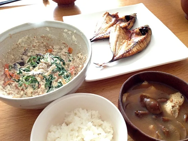 味の干物、春菊の白和え、なめこ汁。本日の朝食。|nimocoさん