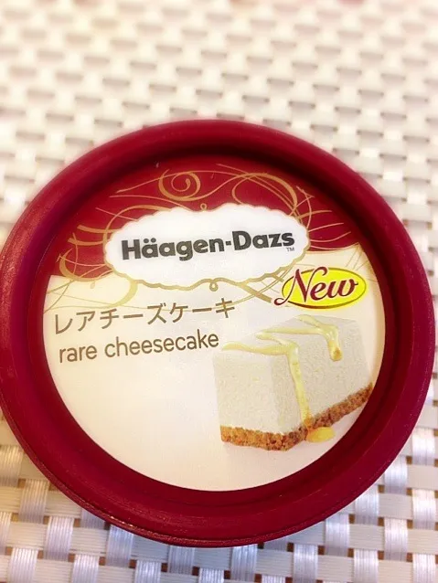 Snapdishの料理写真:ハーゲンダッツ、レアチーズケーキ。|えみさん