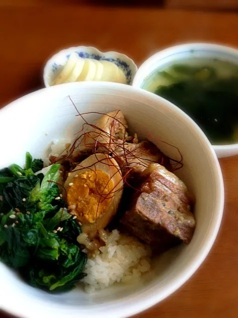 Snapdishの料理写真:お肉トロトロ角煮丼、ワカメスープ、たくわん|hanaさん