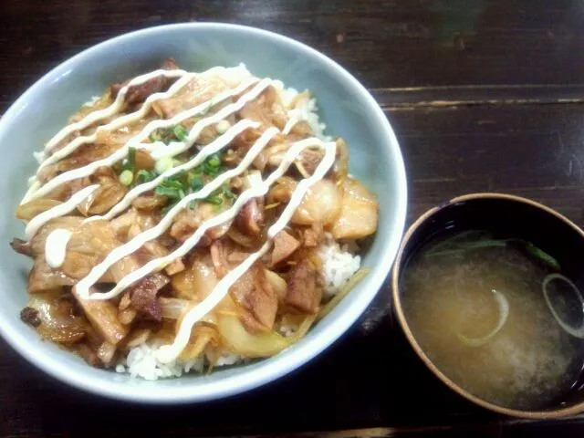 巨大なチャーシュー丼|たいちさん