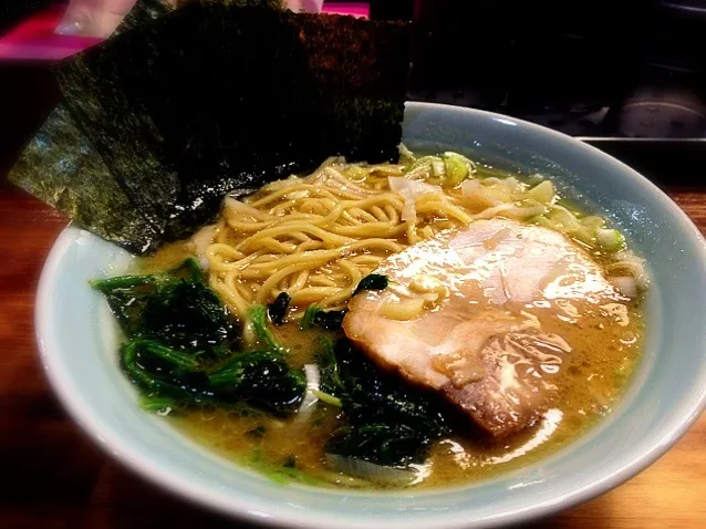 Snapdishの料理写真:横浜でラーメン  鶴一家|食い道楽(￣^￣)ゞさん