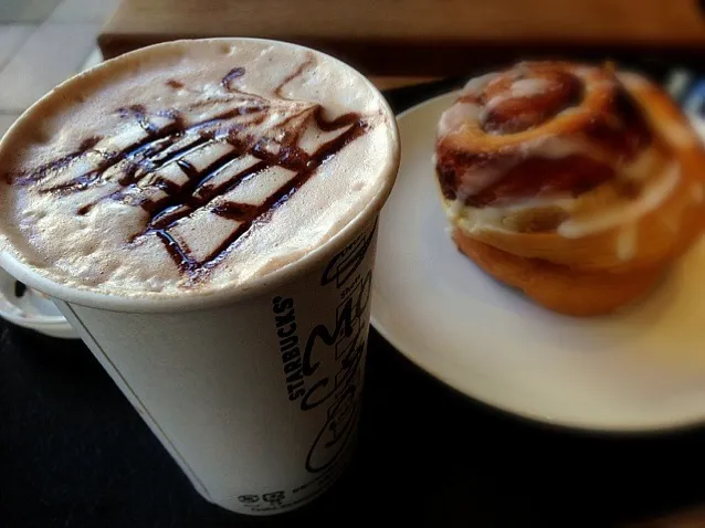 mocha cappuccino with chocolate sauce with cinnamon roll|hirotomoさん