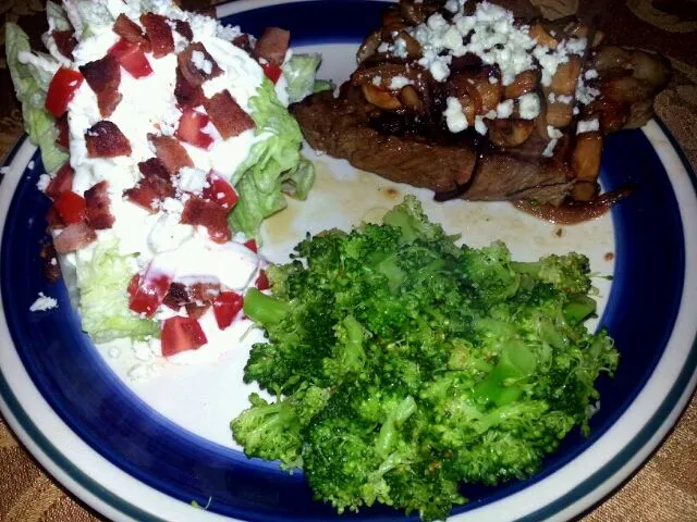 Loaded Rib Eye Steak w/ Onions, Mushrooms & Blue Cheese, Iceberg Wedge Salad and Steamed Broccoli|Jean Nicole Williamsさん