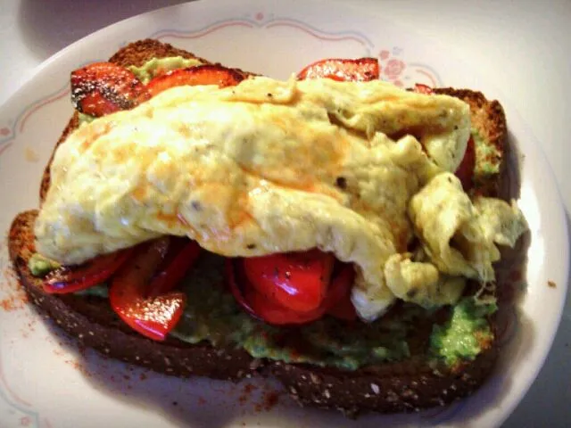 egg on whole wheat toast with guacamole & roasted red peppers|scrumptuouslifeさん