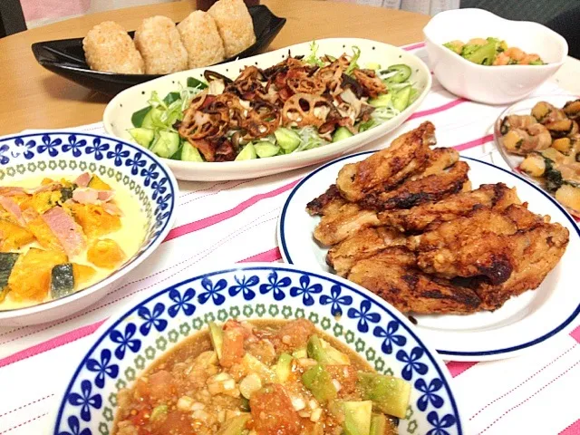 今夜のおもてなし料理！チキンバー、かぼちゃのミルク煮、アボガドとトマトのデリサラダ、ブロッコリーとエビのガーリック炒め、オクラと長芋の大葉肉巻き、やきおにぎり、サラダ！|まりりんさん