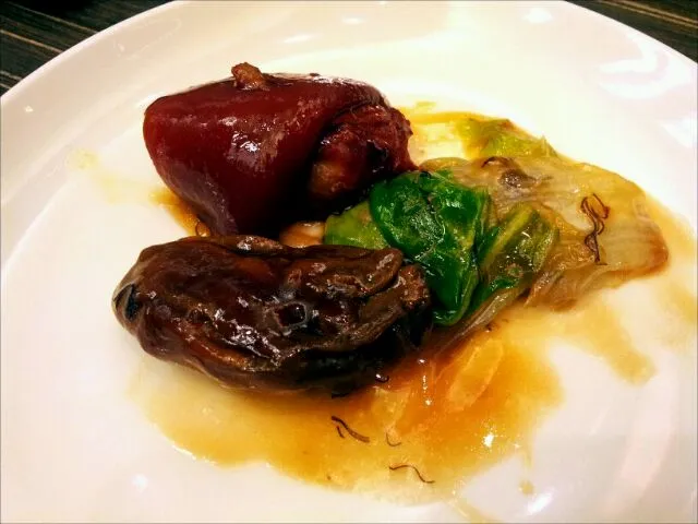 reunion dinner - pork knuckle with dried oyster and lettuce|genさん