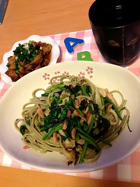 ほうれん草、シメジ、bacon ペペロンチーノspaghetti と炭火焼鳥肉(これは買ったものw)(｡◠‿◠｡)♡|Rowen Wongさん