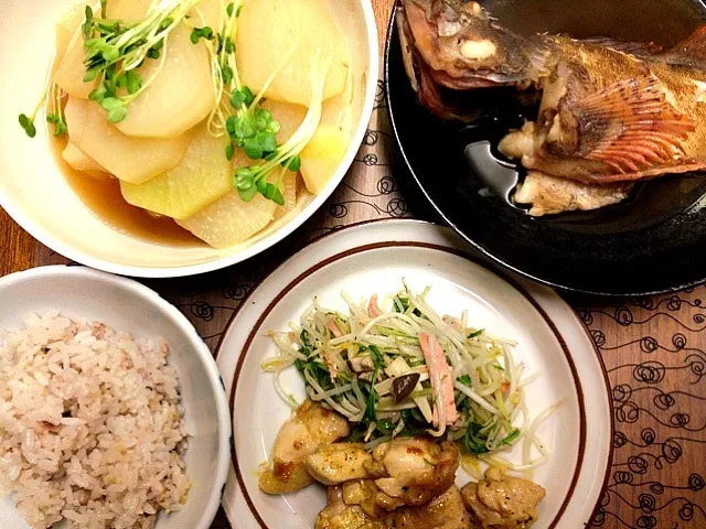 Snapdishの料理写真:カサゴの煮付け•鶏のカレー風味•もやしと水菜の炒めもの•大根の煮物|hoshidamaさん