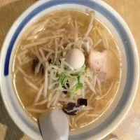 Snapdishの料理写真:函館松風町のエビス軒の塩ラーメン¥650スープに絡むメンがたまらない逸品ラーメンはウマいがしかし、その後が凄い（≧∇≦）プラス¥100でおじやに☆*:.｡. o(≧▽≦)o .｡.:*☆そいつがも〜最高です一度お試しあれぇ(^^)／~~~|函館B級グルメ調査隊体調さん