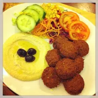 Snapdishの料理写真:Humus falafel|iAyoeさん