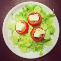 Tomaten gefüllt mit Hirtenkäse auf Salat.|Amiさん