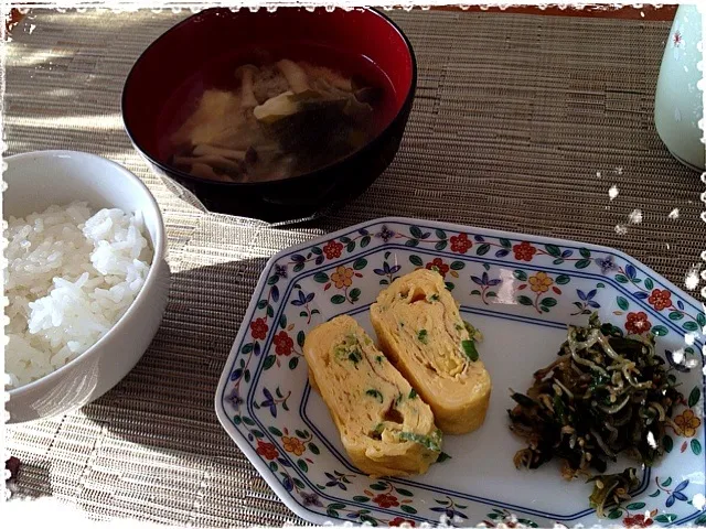 葱入り卵焼き  蕪の葉のじゃこ炒め  味噌汁|ikukoさん