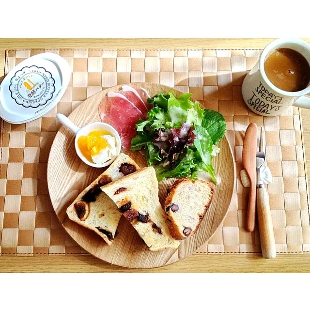 ドライフィグとお豆のパンで朝ご飯|すのさん