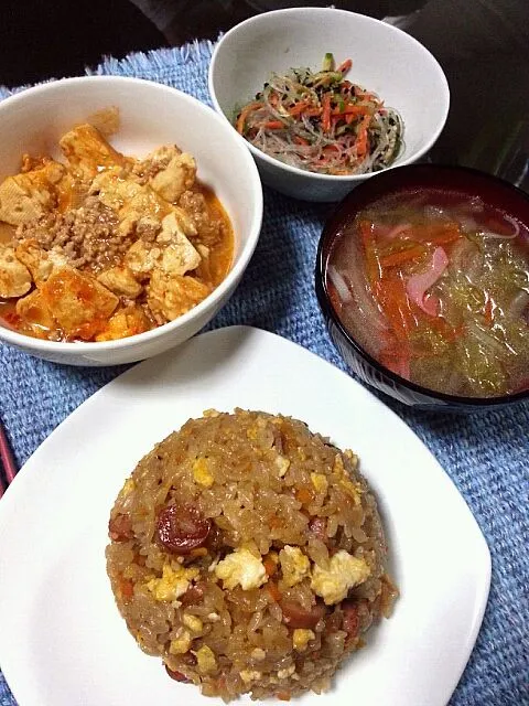 Snapdishの料理写真:焼き飯 麻婆豆腐 春雨の酢の物 白菜とかにかまの中華スープ|野崎恵理さん