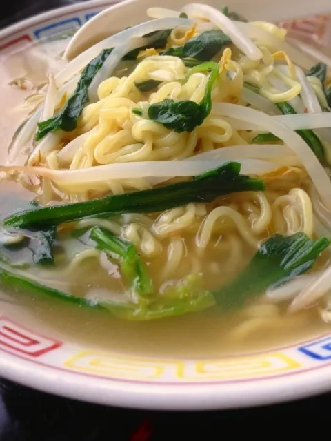 もやし春菊でラーメン（＾Ｏ＾）旦那ごはーん。|くめさん