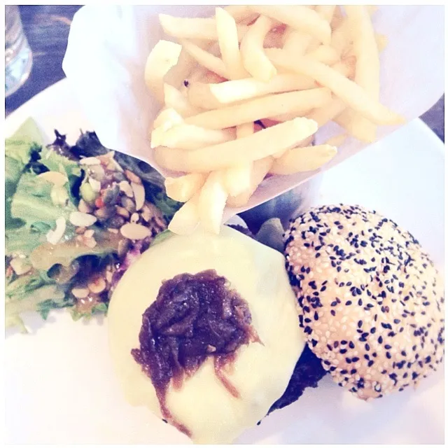 Healthy burgers with fries and salads|intanlyanaさん