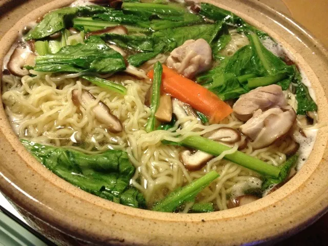 土鍋で鶏煮込みラーメン！ ドライ椎茸と鶏と、さらにホタテの出汁で☆ 美味しい☆☆☆|honeyhunterさん