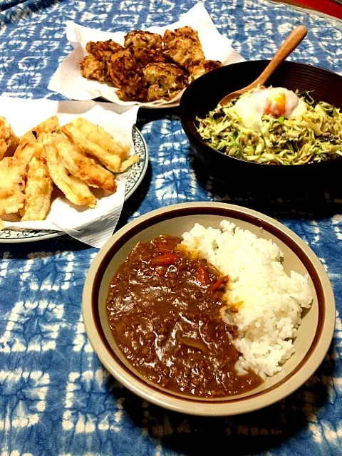 今日の晩ご飯＊カレーライス♡キャベツと納豆温玉サラダ♡いか天ぷら♡いかメンチ|くみこさん