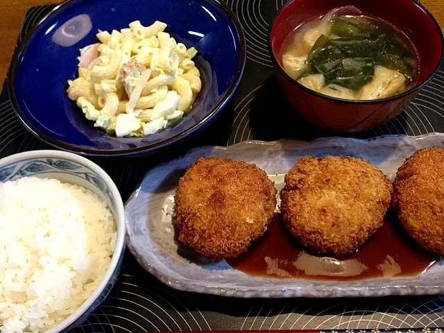 Snapdishの料理写真:100円定食。コーン入りコロッケ、白菜とマカロニのサラダ、ワカメと玉ねぎの味噌汁。|えりさん