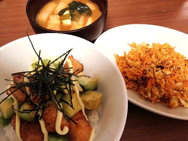 鶏とアボガドのてりやき丼とにんじんしりしり|あやかさん