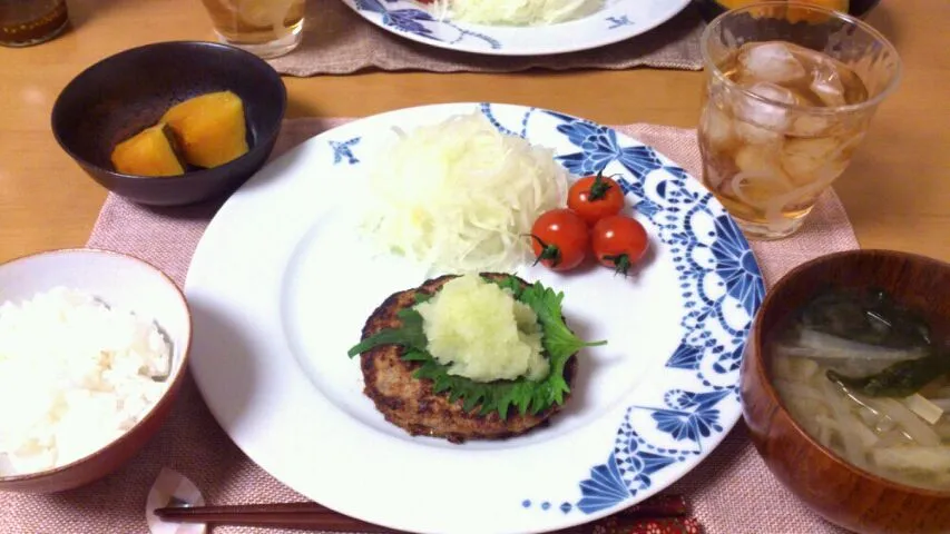 和風ハンバーク。かぼちゃの煮物。味噌汁。|さとさん