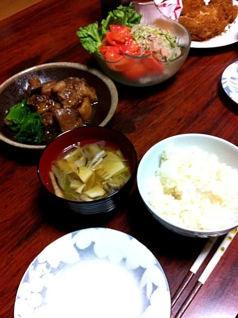 トンカツ、豚の角煮、春雨サラダ、筍としいたけの味噌汁|ナミカワさん