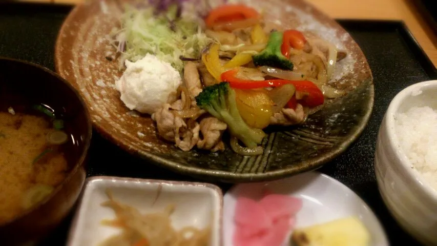 彩り野菜と四元豚の焼肉定食|ボンゴさん