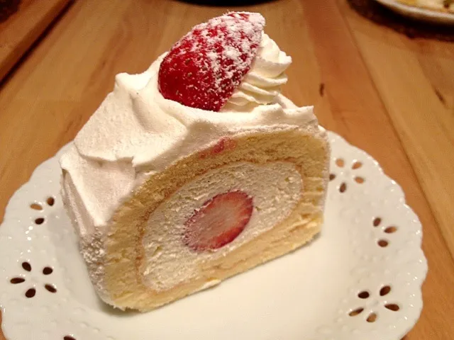 Snapdishの料理写真:イチゴのロールケーキ|shioeriさん