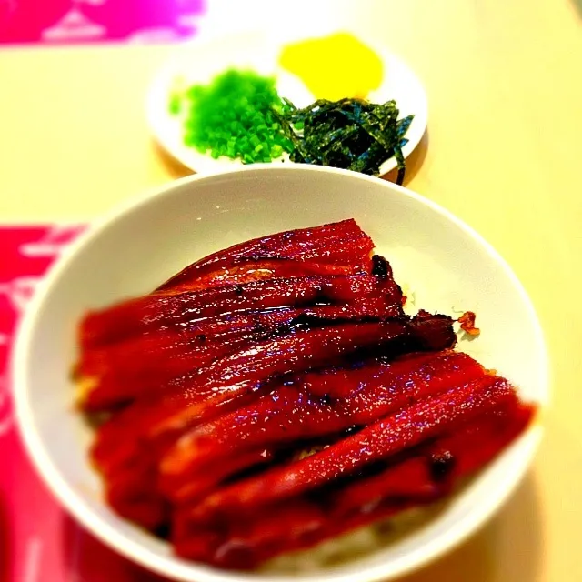 Unagi (roasted eel) with Japonica rice & accompanied by condiments of spring onion, seaweed and pickles!|vonlohさん